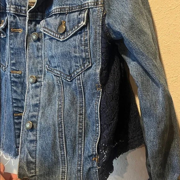 Free People Distressed Cropped Denim Jacket with Lace sides size XS - Picture 2 of 7